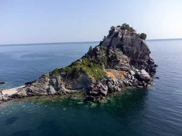 Sehenswertes auf Skopelos, Griechenland: Kirche und Kloster Agios Ioannis 100 Meter über dem Meer