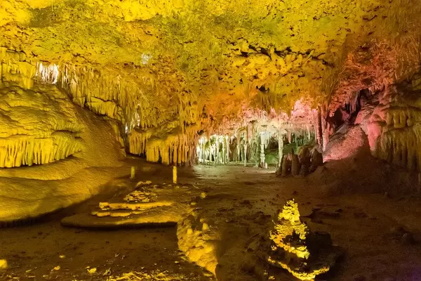 Sehenswürdigkeit auf Mallorca: Stalaktiten und Stalagmiten vom Höhlensystem Cuevas del Hams