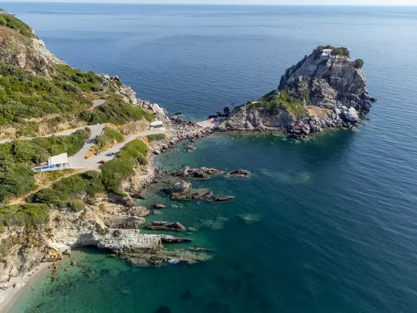 Sehenswürdigkeiten auf Skopelos: Das Kloster und die Kirche neben dem Strand von Agios Ioannis