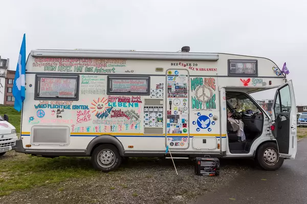 Sehr viele Friedenssprüche auf einem Wohnmobil bei der Anti-Corona-Demo am 11.11. in Köln