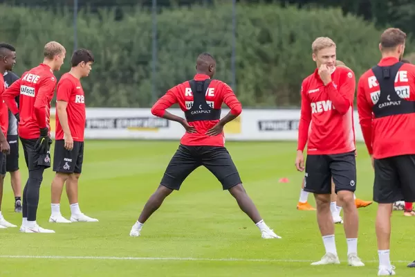 Sehrou Guirassy dehnt sich vor dem Training