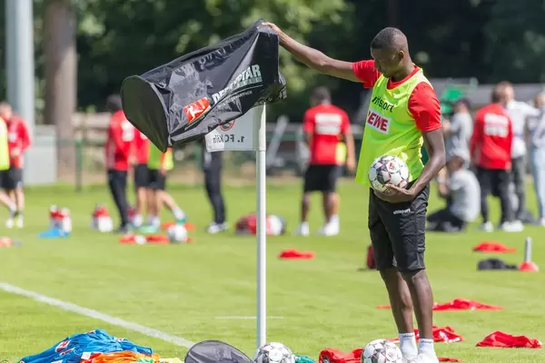 Sehrou Guirassy entleert den Sack mit Fußbällen