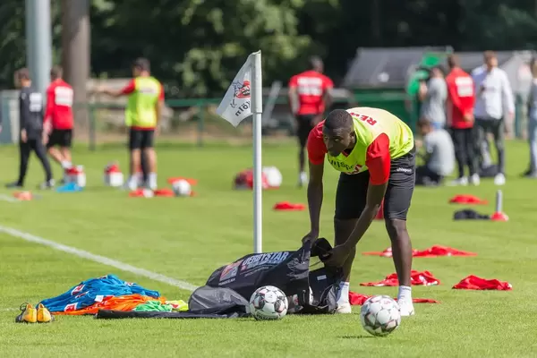 Sehrou Guirassy holt Bälle raus