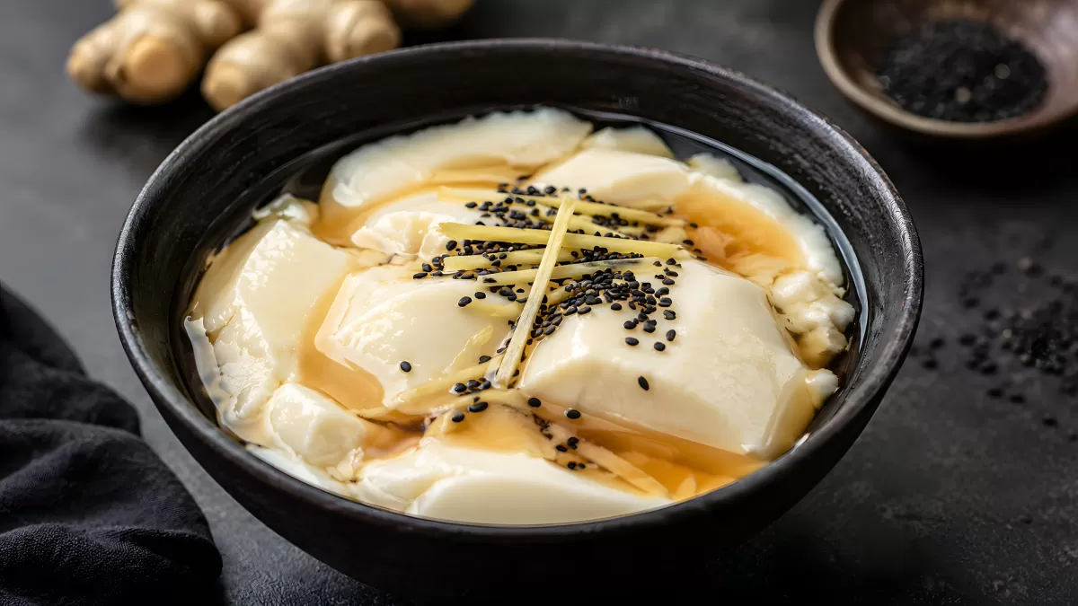 Seidiger Tofu in Brühe mit Ingwer und schwarzem Sesam