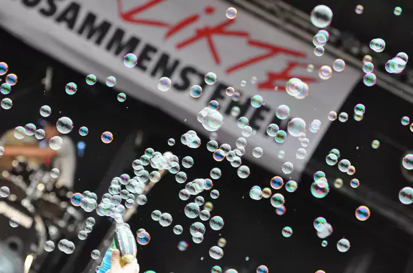 Seifenblasen bei Gegendemo