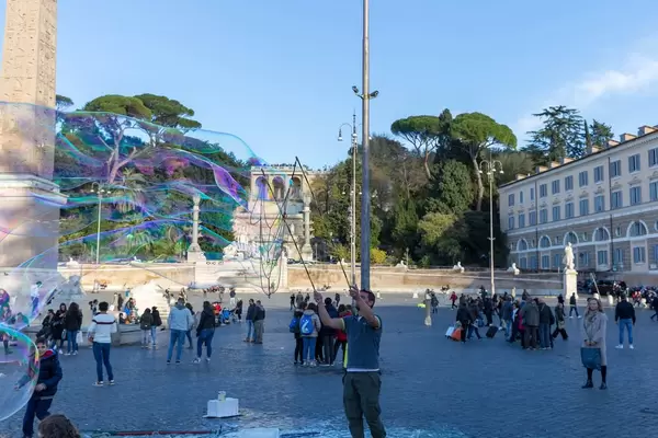 Seifenblasenkünstler auf dem Piazze del Popolo in Rom