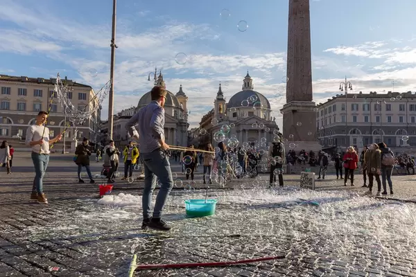 Seifenblasenshow auf dem Piazza del Popolo in Rom