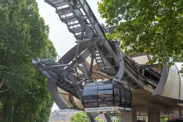 Seilbahn-Wagen der Seilbahn Koblenz fährt in die Station