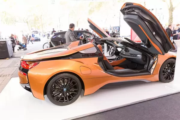 Seiteanansicht des BMW i8 Roadsters mit geöffneten Flügeltüren