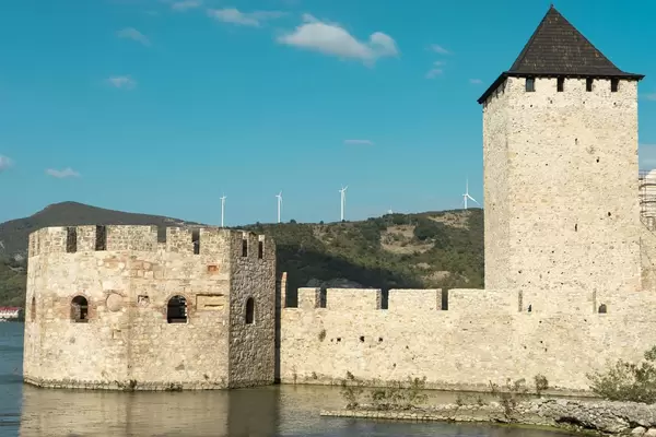 Seitenansicht der Burg Golubac an der Donau in Serbien