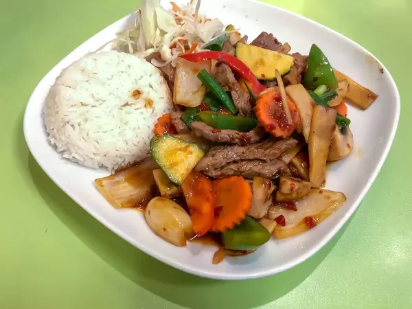 Seitenansicht Nuea Phad Prig in Krua Thai Köln: Rindfleisch mit Zucchini, Paprika, Möhren, Bambus und Champignons in Chilisauce