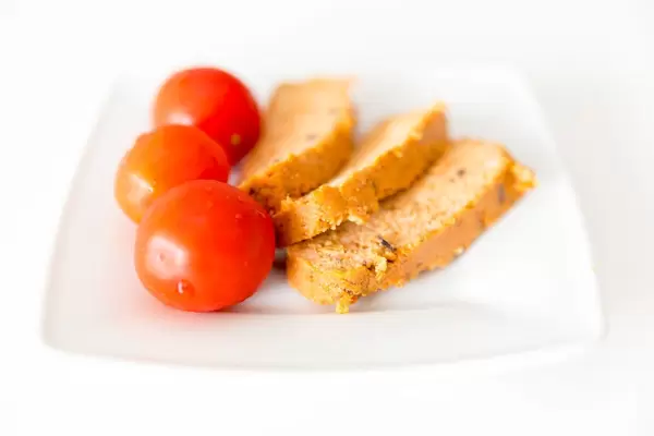 Seitenansicht von drei Bio-Tofuscheiben "Rosso" von Taifun, für eine fleischlose Ernährung