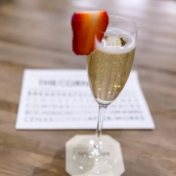 Sektglas mit Erdbeere an der "The Corner Bar" im Hotel nahe des Plaça del Dr. Letamendi Parks in Barcelona, Spanien