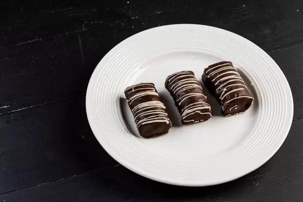 Selbst gemachte Plätzchen des Schokoladen-Zebras auf der Platte