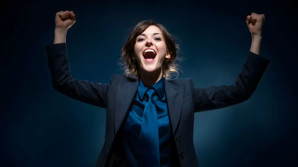 Selbstbewusste Geschäftsfrau feiert Erfolg