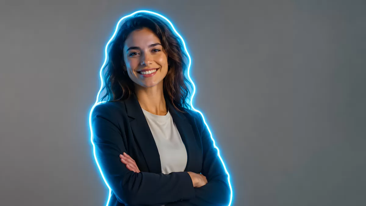 Selbstbewusste Geschäftsfrau mit blauem Neonlicht