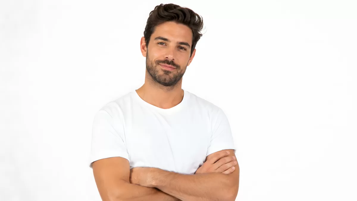 Selbstbewusster junger Mann im weißen T-Shirt