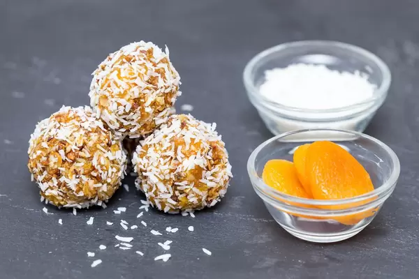 Selbstgemachte Aprikosen-Kokos-Balls
