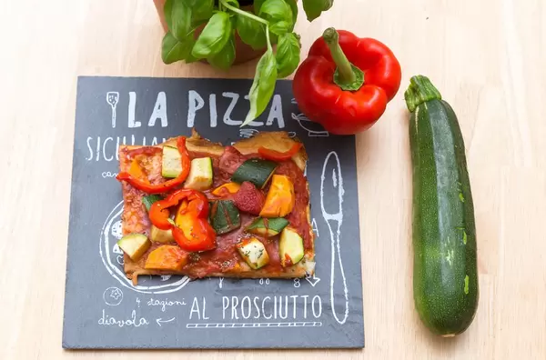 Selbstgemachte Gemüse-Pizza mit Süßkartoffeln, Paprika und Zucchini