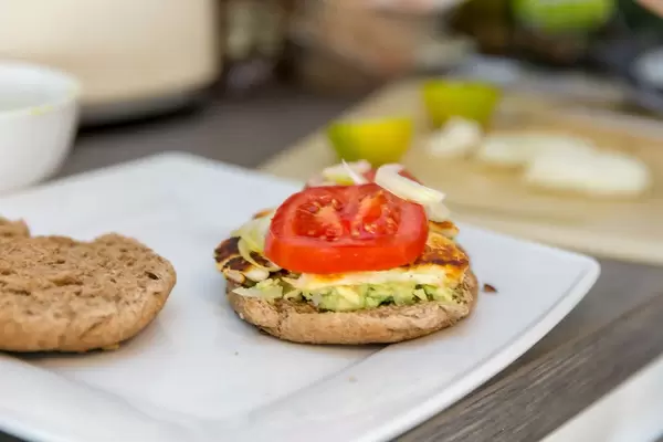 Selbstgemachte Halloumi-Käse-Burger mit Avocado und Tomaten