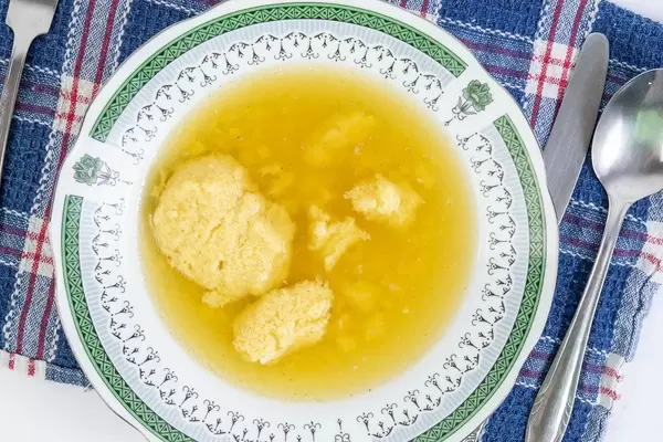 Selbstgemachte Hühnersuppe mit Knoblauch