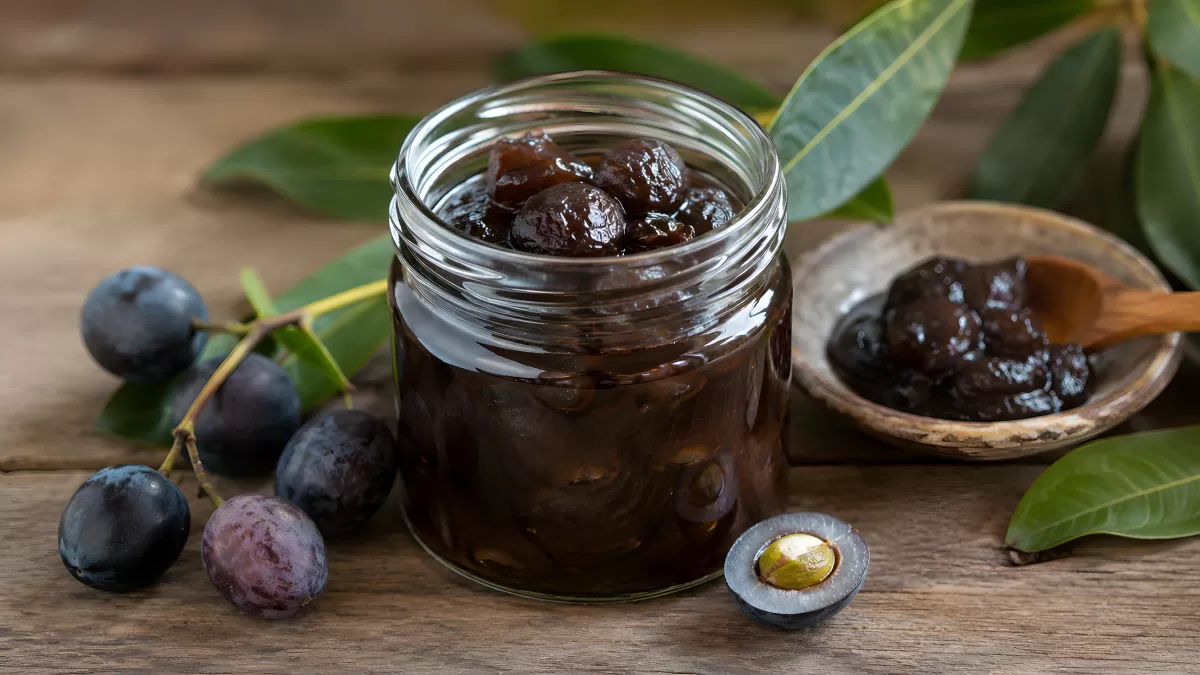 Selbstgemachte Jabuticaba-Konfitüre im Glas