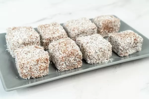 Selbstgemachte, quadratische Plätzchen mit Kokosnuss