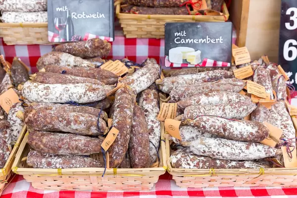 Selbstgemachte Salamie aus Frankreich: mit Rotwein und Camembert