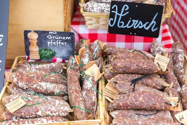 Selbstgemachte Salamie aus Frankreich: Pfeffer und Hirsch