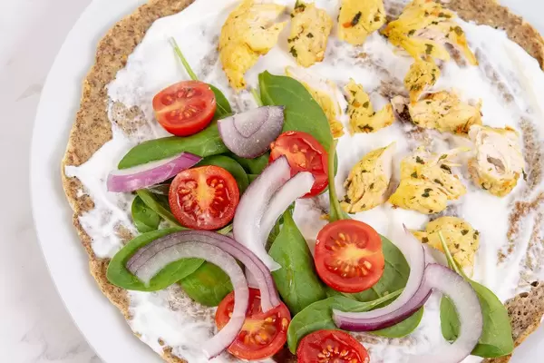 Selbstgemachte Tortilla mit Hähnchenbrust und Gemüse, Aufnahme von oben