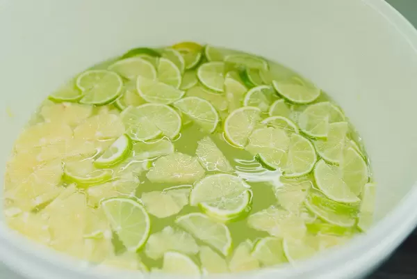 Selbstgemachte Zitrusfrucht-Limonade aus Limetten und Zucker