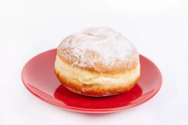 Selbstgemachter Berliner mit Puderzucker