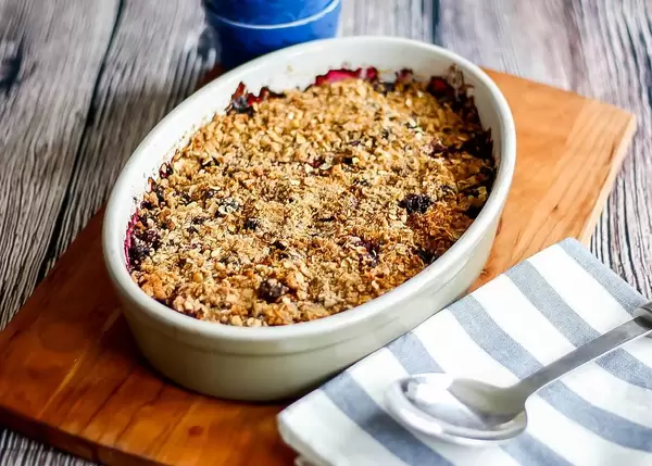 Selbstgemachter Nachtisch in einer Auflaufform
