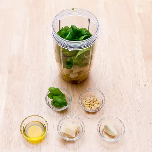 Selbstgemachtes grünes Pesto im Mixer