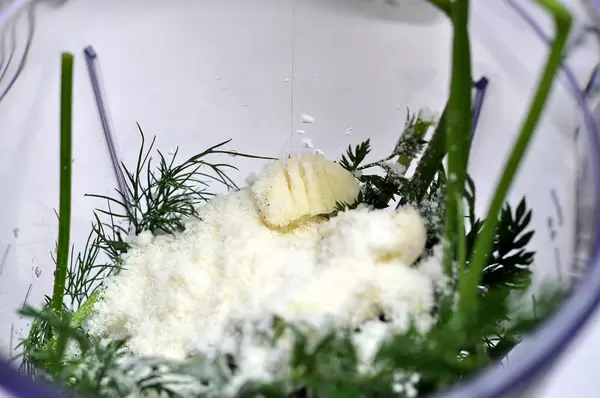 Selbstgemachtes Pesto mit Knoblauch, Pecorino, Zitronensaft, Karottengrün und Petersilie