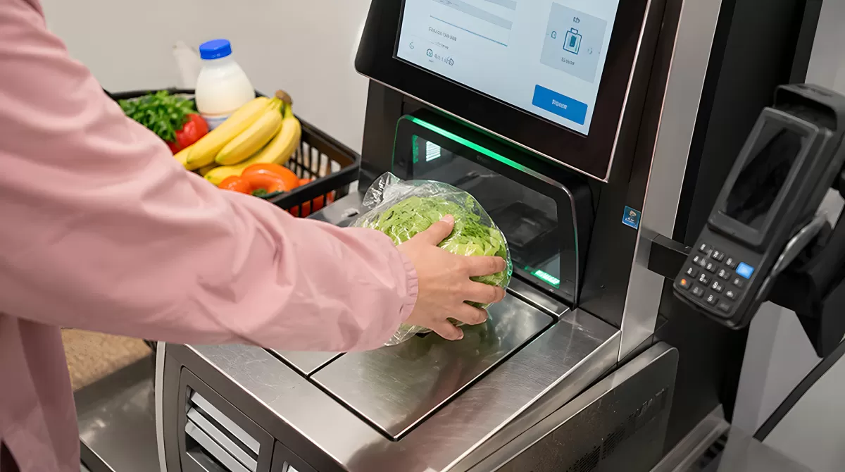 Selbstscan-Kasse im Supermarkt mit frischem Gemüse