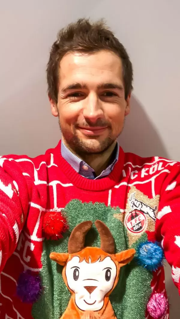Selfie im 1. FC Köln Weihnachtspullover SCHÄBBISCH PULLI "HENNES"