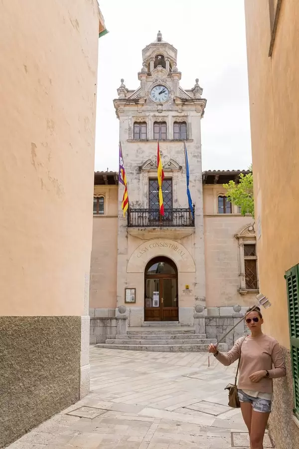 Selfie in front of Ajuntament d'Alcúdia
