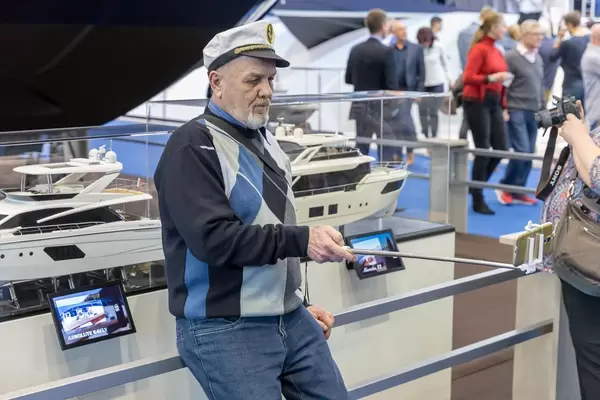 Selfie mit dem Selfie-Stick vor den Modellen der Yachten - Boot Düsseldorf 2018