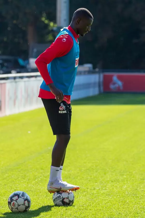 Serhou Guirassy balanciert auf einem Ball