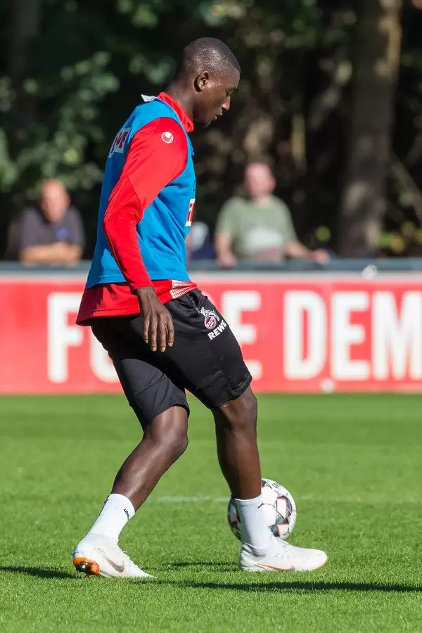 Serhou Guirassy beim Dribbling