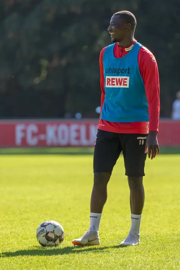 Serhou Guirassy lächelt vor dem Freischuss