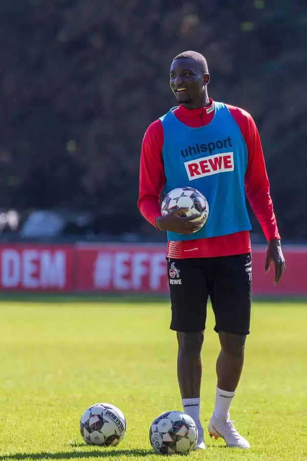 Serhou Guirassy mit Fußball in der Hand