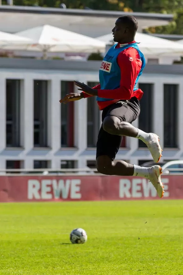 Serhou Guirassy mitten im Sprung