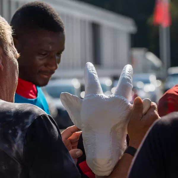 Serhou Guirassy signiert eine Hennes VIII Figur