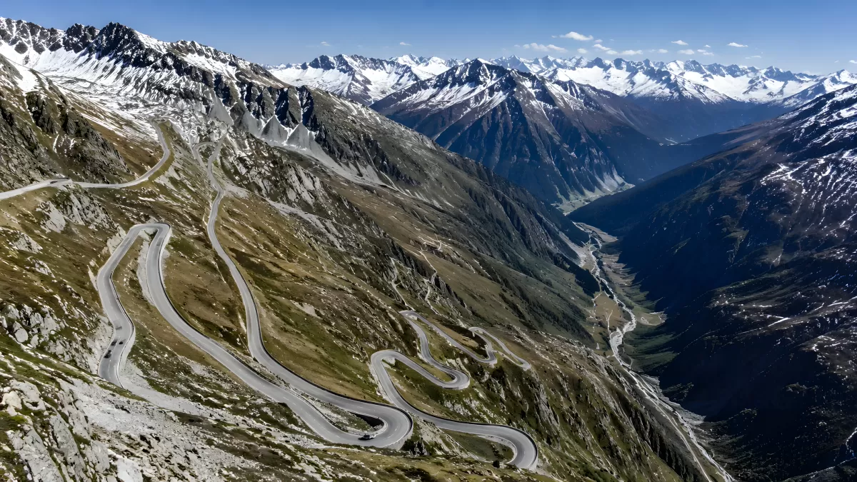 Serpentinenstraße in den Alpen mit Panoramablick — Bild kostenlos herunterladen