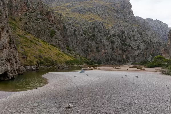 Serra de Tramuntana (Mallorca): die Felsenschlucht mit dem Flussbett vom Sturzbach Torrent de Pareis