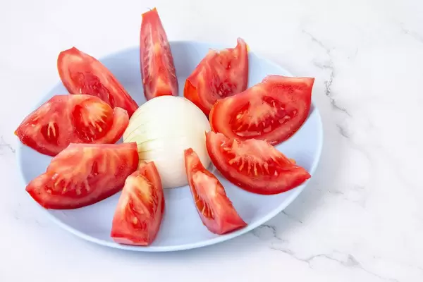 Served Tomato salad on the blue plate (Flip 2019)