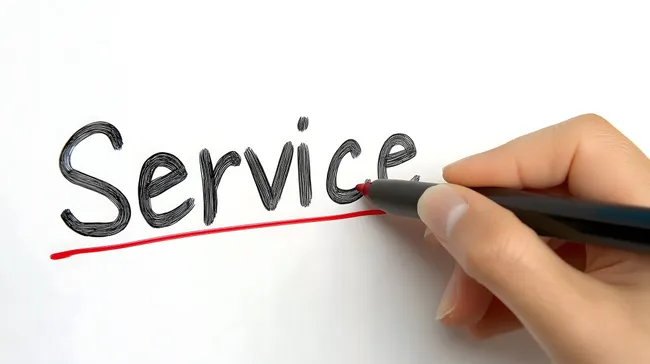 Service-Schriftzug auf weißem Hintergrund mit Hand und Stift