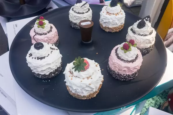 Servierteller für Desserts - Straßenfest, Köln